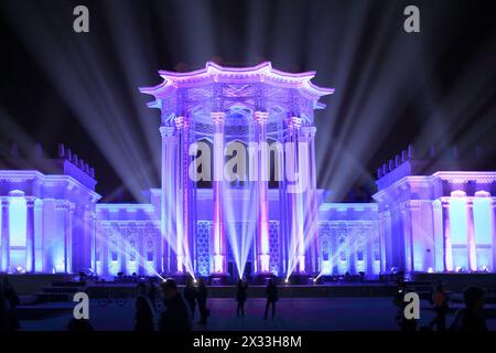 MOSKAU - 10. Oktober 2014: Kulturpavillon bei der Ausstellung wirtschaftlicher Leistungen in blauen Scheinwerferlichtern auf dem Festival Circle of Light in Mosco Stockfoto