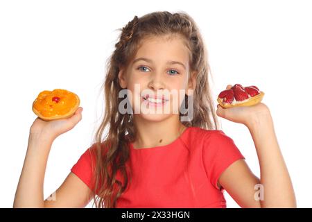 Ein schönes Mädchen in einem roten Kleid hob ihre Hände mit leckeren Kuchen, isoliert auf weiß Stockfoto