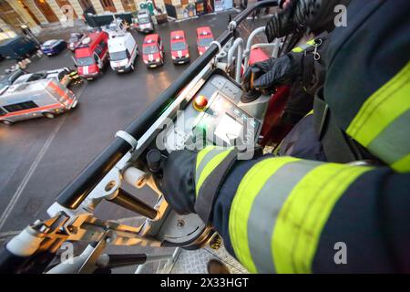 Die Feuerwehr bedient die Leiter des Feuerwehrwagens aus der Wiege Stockfoto