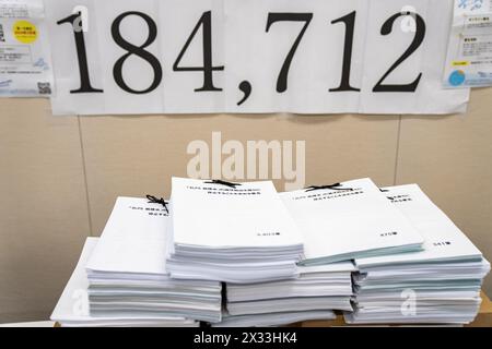 Tokio. April 2024. Dieses am 24. April 2024 aufgenommene Foto zeigt Unterschriftendokumente der Bürger im zweiten Mitgliederbüro des Repräsentantenhauses in Tokio, Japan. Vertreter japanischer Bürgergruppen übermittelten am Mittwoch mehr als 180.000 Unterschriften von lokalen Bürgern an die japanische Regierung und forderten sowohl die Regierung als auch die Tokyo Electric Power Company (TEPCO) auf, die Ozeanableitung von nuklearem Wasser aus dem verkrüppelten Kernkraftwerk Fukushima Daiichi sofort zu stoppen. Quelle: Zhang Xiaoyu/Xinhua/Alamy Live News Stockfoto