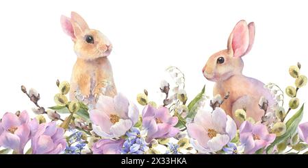 Aquarellbordure mit kleinen pfirsichfarbenen Kaninchen sitzt im Frühlingsblumenkranz. Osterhase und bunte Eier, dekorative Eier gelb, Stockfoto