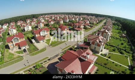 Aus der Vogelperspektive vieler ähnlicher Häuser in Hüttensiedlung am sonnigen Sommertag. Stockfoto