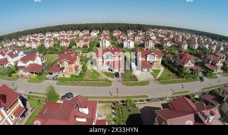 Autofahrten aus der Vogelperspektive auf der Straße in der Cottage Town am sonnigen Sommertag. Stockfoto