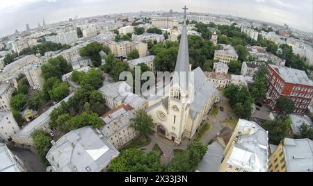 RUSSLAND, MOSKAU - 9. Juni 2014: Luftaufnahme der evangelisch-lutherischen Kathedrale der Heiligen Peter und Paul. Foto mit Rauschen von der Action-Kamera Stockfoto