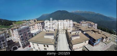 SOTSCHI, RUSSLAND - 2. August 2014: Blick von oben auf das Hotel Gorki Panorama und Rixos im Resort Gorki Gorod in Krasnaja Polyana, aus der Luft Stockfoto