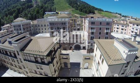 SOTSCHI, RUSSLAND - 2. August 2014: Blick von oben auf die Skiresorts in Gorki Gorod auf einer Höhe von 960 Metern über dem Meeresspiegel, aus der Vogelperspektive Stockfoto