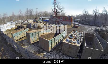 Luftaufnahme der Müllcontainer auf dem Hof. Stockfoto