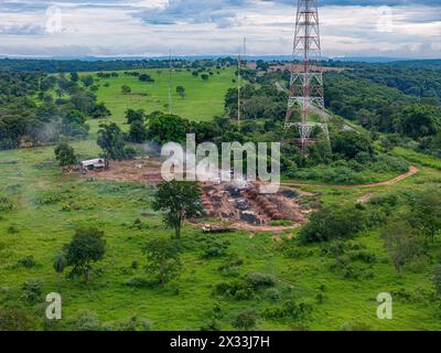 Itaja, Goias, Brasilien - 04 13 2024: Übertragungsturm, in dem sich auch eine Holzkohlefabrik befindet Stockfoto