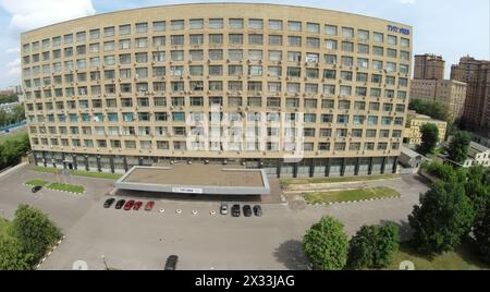 RUSSLAND, MOSKAU - 21. Juni 2014: Luftansicht des von Tupolew benannten Gebäudes des Konstruktionsbüros am Sommertag. Foto mit Rauschen von der Action-Kamera Stockfoto