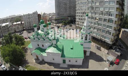 RUSSLAND, MOSKAU - 6. Juni 2014: Luftaufnahme der Kirche St. Simeon Stylites in der Nähe der New Arbat Street mit Verkehr an sonnigen Sommertagen. Foto mit Rauschen f Stockfoto