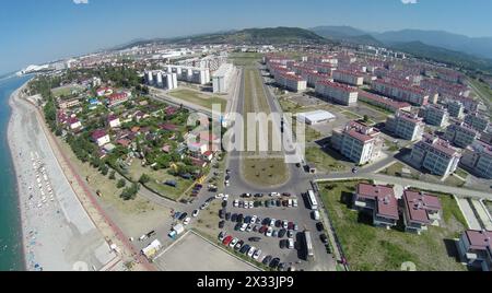 SOTSCHI, RUSSLAND - 1. August 2014: Blick von oben auf das Stadthotel Velvet Seasons and Bridge Resort, aus der Vogelperspektive Stockfoto