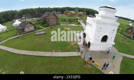 RUSSLAND, BOROVSK - 13. Juni 2014: Aus der Vogelperspektive auf dem Gebiet des Kulturkomplexes Ätnomir in der Nähe des Monuments des russischen einheimischen Ofens spazieren Stockfoto