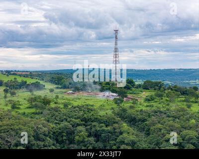 Itaja, Goias, Brasilien - 04 13 2024: Übertragungsturm, in dem sich auch eine Holzkohlefabrik befindet Stockfoto