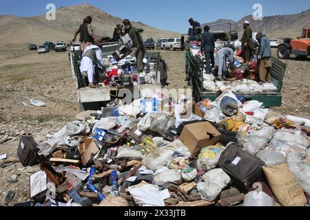 Kabul, Afghanistan. April 2024. Mitglieder der afghanischen Sicherheitskräfte bereiten sich darauf vor, illegale Drogen und Gegenstände, die zur Herstellung von Drogen verwendet werden, in Kabul, Afghanistan, am 23. April 2024 zu verbrennen. UM MIT 'Afghanistan sucht int'l Support in war Against Drugs' zu GEHEN Credit: Saifurahman Safi/Xinhua/Alamy Live News Stockfoto