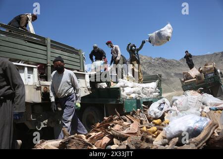 Kabul, Afghanistan. April 2024. Mitglieder der afghanischen Sicherheitskräfte bereiten sich darauf vor, illegale Drogen und Gegenstände, die zur Herstellung von Drogen verwendet werden, in Kabul, Afghanistan, am 23. April 2024 zu verbrennen. UM MIT 'Afghanistan sucht int'l Support in war Against Drugs' zu GEHEN Credit: Saifurahman Safi/Xinhua/Alamy Live News Stockfoto