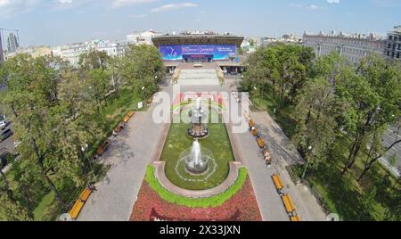 MOSKAU - 12. August 2014: Park mit Brunnen auf dem Puschkin-Platz in der Nähe des Kinos Russland, aus der Luft Stockfoto
