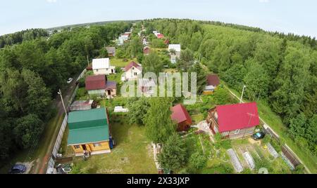 RUSSLAND, BOROVSK – 13. Juni 2014: Luftaufnahme der Hütten in der Nähe von Holz. Foto mit Rauschen von der Action-Kamera Stockfoto