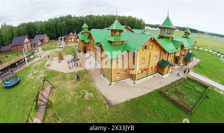 RUSSLAND, BOROVSK – 13. JUN, 2014: Touristen gehen durch das Territorium des Kulturkomplexes Ätnomir. Luftaufnahme. Stockfoto