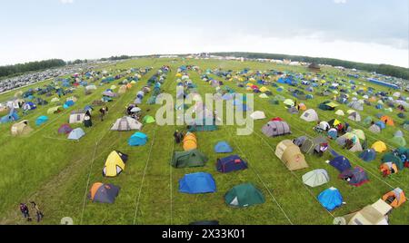 RUSSLAND, BOROVSK - 13. JUN 2014: Aus der Vogelperspektive der vielen verschiedenen Zelte auf dem Feld beim Wild Mint Ethnofestival. Stockfoto