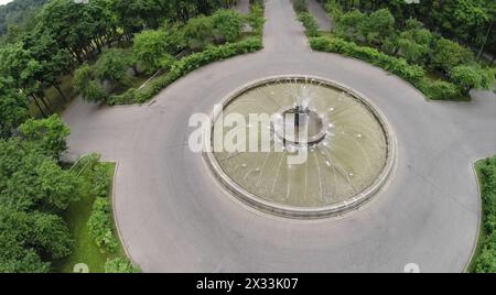 Großer Brunnen im Park am sonnigen Sommertag. Luftaufnahme Stockfoto