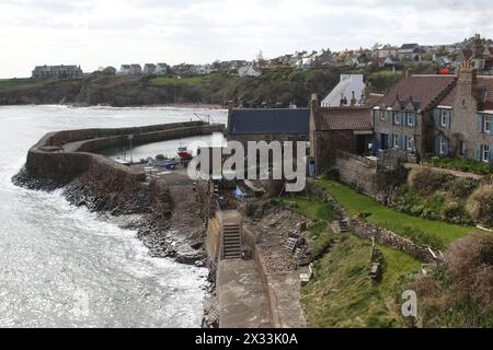 Erhöhter Blick auf den Hafen von Crail, Fife Scotland, April 2024 Stockfoto