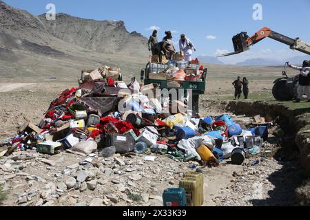 Kabul, Afghanistan. April 2024. Mitglieder der afghanischen Sicherheitskräfte bereiten sich darauf vor, illegale Drogen und Gegenstände, die zur Herstellung von Drogen verwendet werden, in Kabul, Afghanistan, am 23. April 2024 zu verbrennen. UM MIT 'Afghanistan sucht int'l Support in war Against Drugs' zu GEHEN Credit: Saifurahman Safi/Xinhua/Alamy Live News Stockfoto