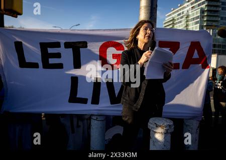 NEW YORK, NEW YORK - 23. APRIL: Die kanadische Autorin Naomi Klein spricht, während jüdische Demonstranten in der Nähe des Hauses des Mehrheitsführers des US-Senats Chuck Schumer am 23. April 2024 in New York demonstrieren. Hunderte von Demonstranten versammelten sich vor dem Haus des Senators, um den Mehrheitsführer aufzufordern, keine Waffen mehr an das israelische Militär zu schicken. (Foto: Michael Nigro/SIPA USA) Stockfoto