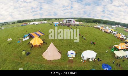 RUSSLAND, BOROVSK - 13. Juni 2014: Luftaufnahme der vielen farbigen Zelte auf dem Feld beim Ethnofestival Wild Mint. Stockfoto