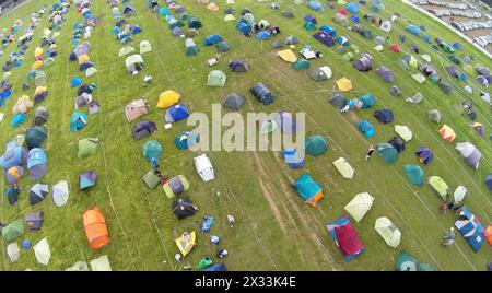 RUSSLAND, BOROVSK - 13. Juni 2014: Luftaufnahme der vielen verschiedenen Zelte auf dem Feld beim Ethnofestival Wild Mint. Foto mit Rauschen von der Action-Kamera Stockfoto