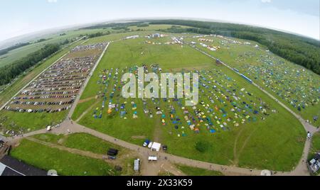 RUSSLAND, BOROVSK - 13. Juni 2014: Luftaufnahme der vielen verschiedenen Zelte auf dem Feld beim Ethnofestival Wild Mint. Foto mit Rauschen von der Action-Kamera Stockfoto