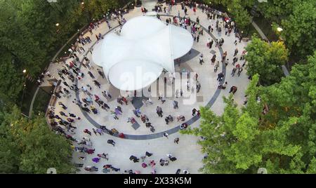 RUSSLAND, MOSKAU - 17. MAI 2014: Viele Menschen tanzen am Frühlingsabend auf dem Tanzplatz im Sokolniki-Park. Luftaufnahme Stockfoto