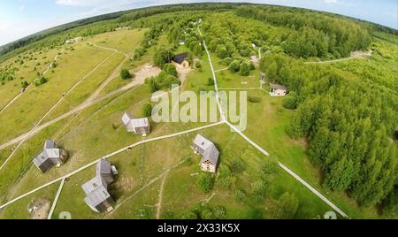 RUSSLAND, NICOLA-LENIVETS - 5. Juli 2014: Sommerhäuser im Wunderland Park während des 9. Internationalen Festivals der Landschaftsobjekte Archstoyanie in der sonnigen d Stockfoto