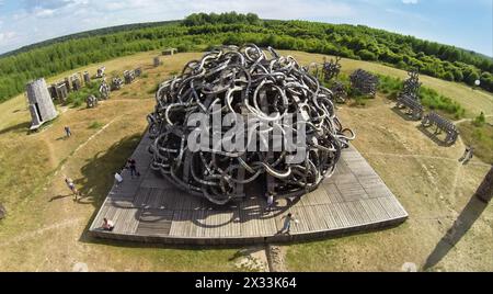 RUSSLAND, NICOLA-LENIVETS - 5. JUL 2014: Die Menschen erhalten Ruhe in der Nähe des Kunstobjekts Universal Mind in Wonderland Park während des 9. Internationalen Festivals von ap Stockfoto