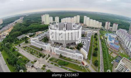 RUSSLAND, MOSKAU - 28. MAI 2014: Stadtbild mit Militärakademie des Generalstabs der Streitkräfte der Russischen Föderation in der Nähe eines großen Parks am Frühlingstag. A Stockfoto