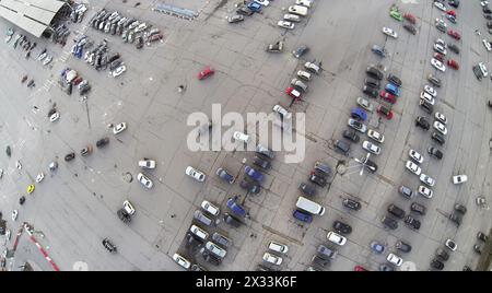 Aus der Vogelperspektive auf den großen Parkplatz mit Auto in der Stadt. Stockfoto