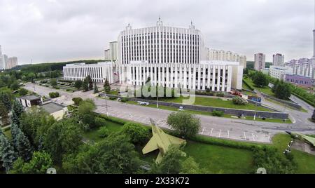 RUSSLAND, MOSKAU - 28. MAI 2014: Panzer und Kämpfer in der Nähe des Gebäudes der Militärakademie des Generalstabs der Streitkräfte der Russischen Föderation im Frühjahr cl Stockfoto