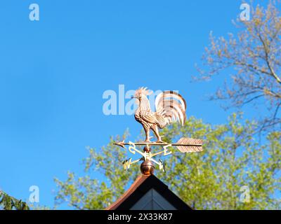 Kupferne Hahn-Wetterfahne gegen blauen Himmel Stockfoto