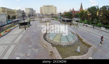 MOSKAU - 12. August 2014: Brunnen auf dem Manezh-Platz, aus der Luft. Blick auf das Moskauer Hotel Stockfoto