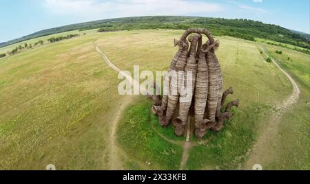 RUSSLAND, NICOLA-LENIVETS - 5. Juli 2014: Version des französischen Centre Pompidou des Künstlers N. Polissky beim 9. Festival der Landschaftsobjekte Archstoyanie. Stockfoto