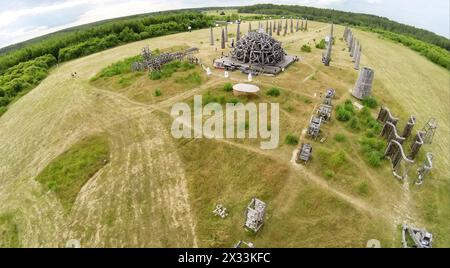 RUSSLAND, NICOLA-LENIVETS - 5. Juli 2014: Touristen spazieren in der Nähe des Kunstobjekts Universal Mind während des 9. Internationalen Festivals der Landschaftsobjekte Archstoyani Stockfoto