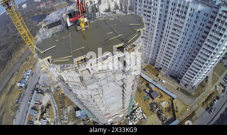 MOSKAU, RUSSLAND - 25. März 2014: Luftaufnahme der Baustelle von Bogorodskoe mit Kran. Stockfoto