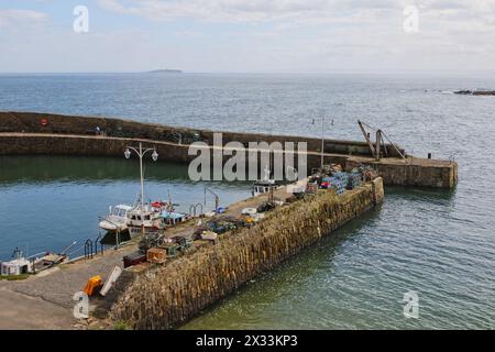 Erhöhter Blick auf den Hafen von Crail, Fife Scotland, April 2024 Stockfoto