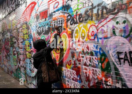 Ann Arbor, Michigan, USA. April 2024. Eine Person malt in der Graffiti Alley in der Liberty Street im Zentrum von Ann Arbor. (Kreditbild: © Mark Bialek/ZUMA Press Wire) NUR REDAKTIONELLE VERWENDUNG! Nicht für kommerzielle ZWECKE! Stockfoto