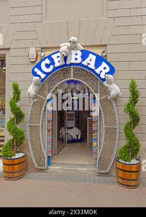 Budapest, Ungarn - 31. Juli 2022: Eintritt in die Ice Bar Cold Coctails Drinks in der Regi Posta Straße. Stockfoto