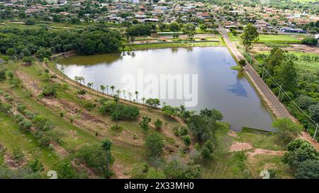 Itaja, Goias, Brasilien 04 10 2024: Luftbild des natürlichen Natursees der Stadt itaja Stockfoto