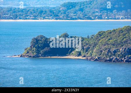 Vom West Head im Ku-Ring-Gai Chase Nationalpark aus haben Sie einen Blick auf das Lion Island Naturschutzgebiet an der Mündung des Hawkesbury River und die Zentralküste von NSW Stockfoto