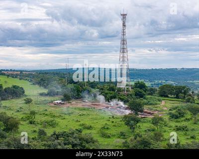 Itaja, Goias, Brasilien - 04 13 2024: Übertragungsturm, in dem sich auch eine Holzkohlefabrik befindet Stockfoto