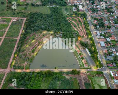 Itaja, Goias, Brasilien - 16. 04 2024: Luftbild des natürlichen Natursees der Stadt itaja Stockfoto