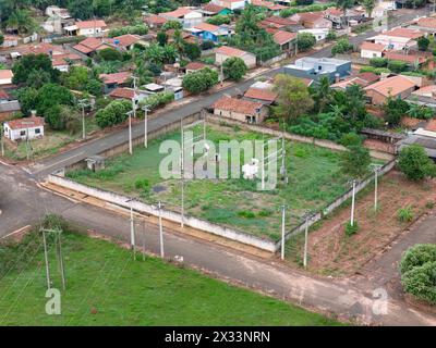 Itaja, Goias, Brasilien - 04 13 2024: Luftbild eines kleinen Umspannwerks in einer kleinen Stadt Stockfoto