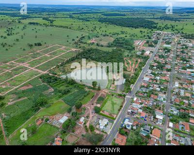 Itaja, Goias, Brasilien - 16. 04 2024: Luftbild des natürlichen Natursees der Stadt itaja Stockfoto